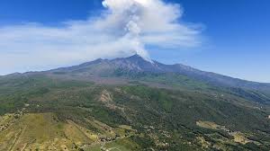 Etna eruption: arrivals halted at Catania airport