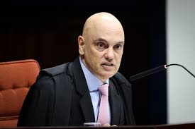 Decisão de Moraes por investigação de vazamento de dados de ministros e familiares é alvo de críticas