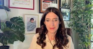 Quién es Casey Revkin, la mujer que envía hasta 10.000 dólares por semana para ayudar a familias migrantes detenidas en Estados Unidos