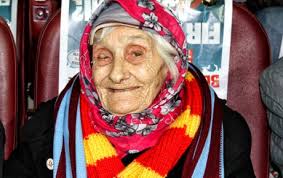 Artvin&#39;de yaşamını yitiren Galatasaray taraftarı 107 yaşındaki Fatma Çolak, toprağa verildi. Fatma Nine toprağa verildi. 10 Nisan 2012 Salı 18:48 tarihinde ... - 52624_3