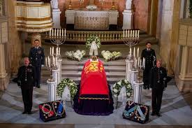 Llega féretro del Rey Harald al Palacio Real de Oslo