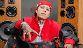 Filtran FOTO de Santa Fe Klan con chica misteriosa ¡Aseguran que es su nueva novia! ¿De quién se trata?