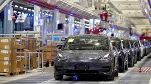 Están robando camiones cargados de baterías de Tesla antes de que salgan de la fábrica