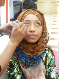 This lucky blogger was the model for a makeup demo by Lancome&#39;s National Makeup Artist, Zamri Zainol:- - lan