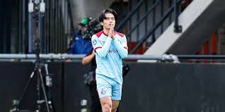 AD deelt Feyenoord-updates: veel interesse in 'papa' Ueda, Trauner maakt indruk