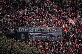 تیپ متفاوت وزیر کشور در مراسم تشییع پیکر رهبر شهید/ پرویز فتاح هم آمد