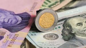 Peso mexicano cae contra el dólar tras dato de inflación local; mercado evalúa panorama de tasas