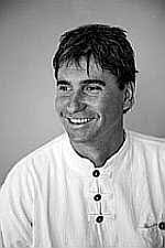Andrea Marini nasce ad Arezzo il 1 Settembre 1966. Già a 20 anni inizia la sua ricerca spirituale e di crescita interiore come allievo del Maestro Yoga ... - andrea-marini_10507
