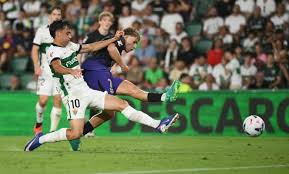 El campeón Barcelona arranca goleando, Julián Álvarez abucheado