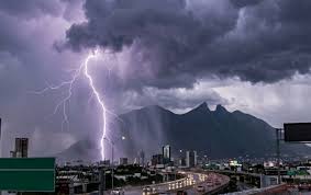 Árboles caídos, inundaciones, y sin clases deja tormenta en Morelia, Mérida y Campeche