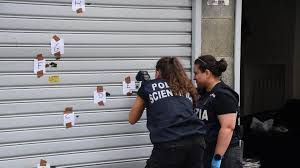 C’è un tradimento dietro i sei spari contro la saracinesca di un barbiere in Barriera di Milano