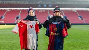 Na hřišti soupeři, mimo něj parťáci. Slavia a Barcelona proti rakovině