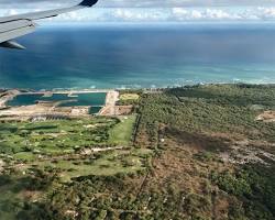 Image of plane flying over the ocean towards Hawaii