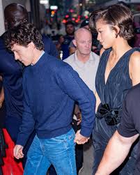 Zendaya usa vestido de seda decotado e salto Louboutin em jantar com Tom Holland em NY
