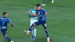 ¡Brutal choque de cabezas de Miguel Vázquez y Aldo López! El de Santos se fue noqueado (VIDEO)