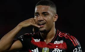 Benfica retoma interesse em Samuel Lino e atacante pode deixar o Flamengo após chegada de Paquetá