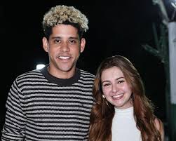 Cauê Campos, de Por Você, surge grudadinho com Klara Castanho em estreia da novela