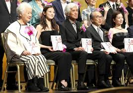 今田美桜デコルテ全開スタイルで美肌披露 小芝風花、小日向文世らと「橋田賞」授賞式に出席（デイリースポーツ）