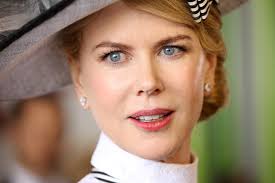 Nicole Kidman đội mũ lạ mắt dự ngày hội đua ngựa diễn ra ở Melbourne, Australia ngày 3/11 - Nicole41112_10-bdfac