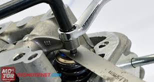 Hasil gambar untuk menyetel valve mobil
