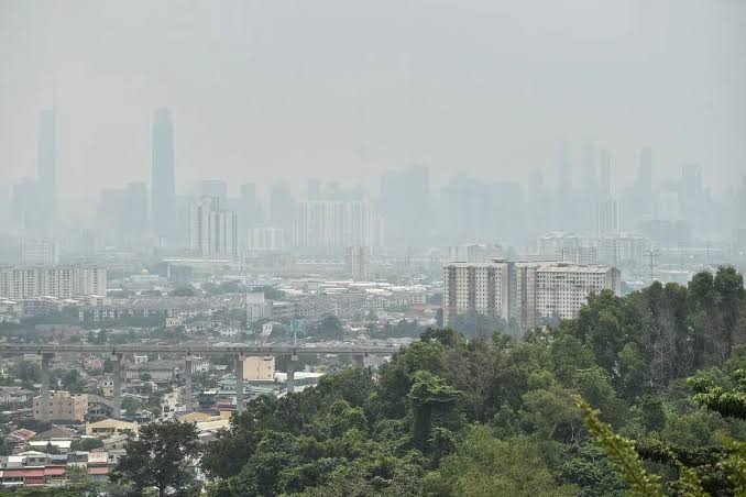 Malaysia may wait until October for clearer skies as seasonal wind shift expected to reduce smoke haze; experts cite 2019 parallels