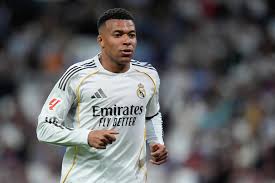 Signature d’un maillot du PSG et réponse en français : au volant de sa voiture, Kylian Mbappé reste évasif sur sa situation au Real Madrid