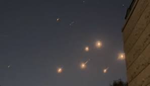 Irã lança nova onda de mísseis contra Israel durante a madrugada