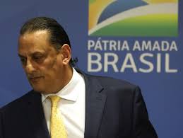 Moraes determina investigação a partir de conteúdo encontrado no celular de Wassef