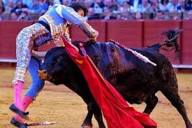 Un toro cornea a Roca Rey y lo hiere gravemente en Sevilla