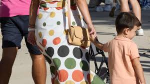 Tener hijos agudiza la pobreza entre las familias con padres jóvenes