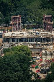 The White House and a courthouse representing the unverified ballroom construction claim