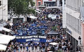Großer Auflauf: Fanmarsch durch Trier: Knapp 1000 Eintracht-Anhänger ziehen zum Moselstadion — Volksfreund