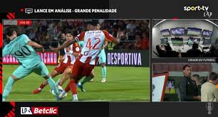 Árbitro viu imagens após ser alertado pelo VAR mas não considerou penálti para o Sporting neste lance