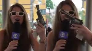 Repórter da Globo assusta colegas ao pegar arma ao vivo no México