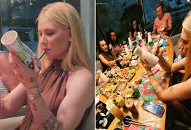 Virginia faz noite das garotas com drinks, pintura e tatuagem de amigas; vídeos