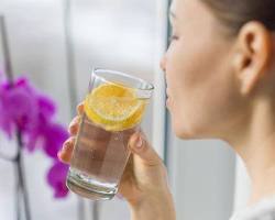 Imagen de una persona bebiendo agua con limón