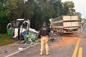 Micro-ônibus da Saúde seguia para Curitiba (PR) quando se envolveu em acidente que deixou 23 mortos na BR-373, diz prefeitura de Imbituva