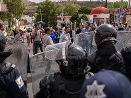 Policía desaloja con violencia a productores de frijol en Zacatecas que protestaban en acceso a concierto por el Día de las Madres