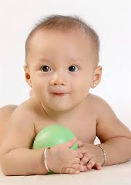 Cậu bé cực dễ thương, đáng yêu này có tên là Nguyễn Hoàng Thiên Minh. Sinh ngày 27/1/2012, bây giờ Thiên Minh mới có gần 8 tháng tuổi thôi nhé! - 1348479833-be-hot-9