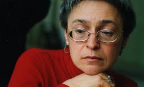 Cinque anni fa veniva assassinata con quattro colpi di pistola Anna Politkovskaja (la ricordano anche i colleghi di TvBlog, con un estratto di una puntata ... - AnnaPolitkovskaja