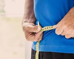 Image de person measuring their waist circumference