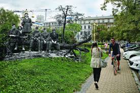 Znalezione obrazy dla zapytania Marcin Dziedzic fotografie współczesnej Warszawy ze zdjęciami z czasów Powstania Warszawskiego.