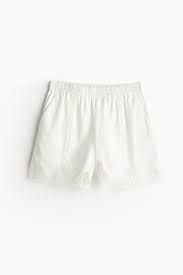 Pantalón corto en mezcla de lino con encaje