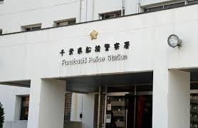トイレで男子小学生の下半身触り、撮影か 船橋市立小教諭を再逮捕 「小便の補助をしたかった」 学校からの貸与タブレット使用疑いも（千葉日報オンライン）