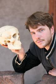 Paul Grill spielt in der Inszenierung von Simon Solberg den Hamlet (Foto: Theater der Stadt Heidelberg). In Simon Solbergs Fassung von Shakespeares ... - S_KU_Hamlet_frei_fmt