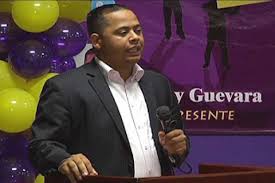 Tony Guevara habla en actividad en ensanche La Fe.