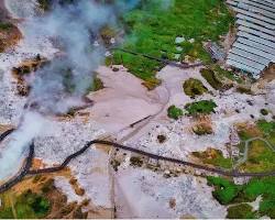 Gambar Kawah Sikidang dengan kawah utama yang berpindahpindah