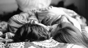 Resultado de imagem para homens se abraçando cama