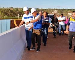 Imagem de engenheiros inspecionando outras pontes da região