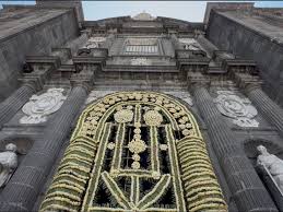 Artesanos de Atempan adornan la puerta del perdón de la catedral